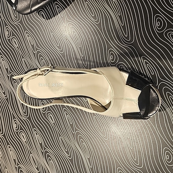 Nine West heels Size 7 cream leather with black patent leather - Picture 2 of 4